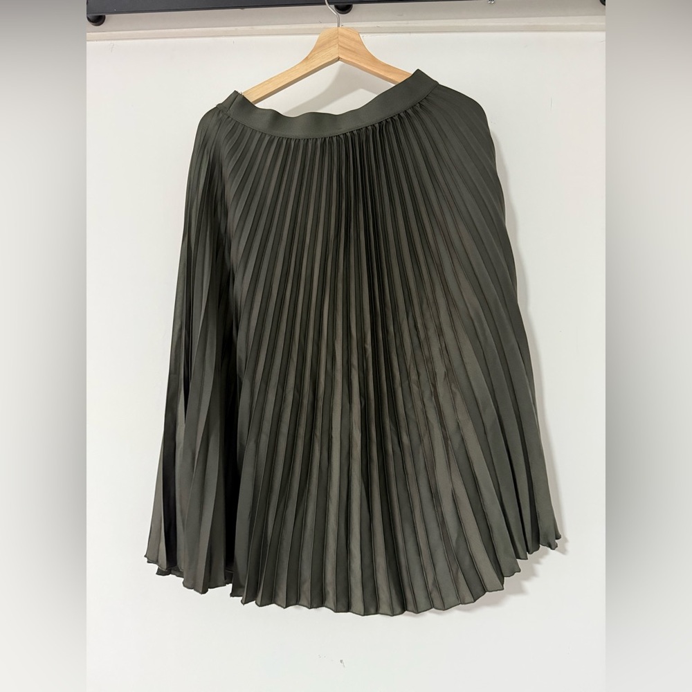 H&M Dark Green Midi A-Line Skirt with Pleats